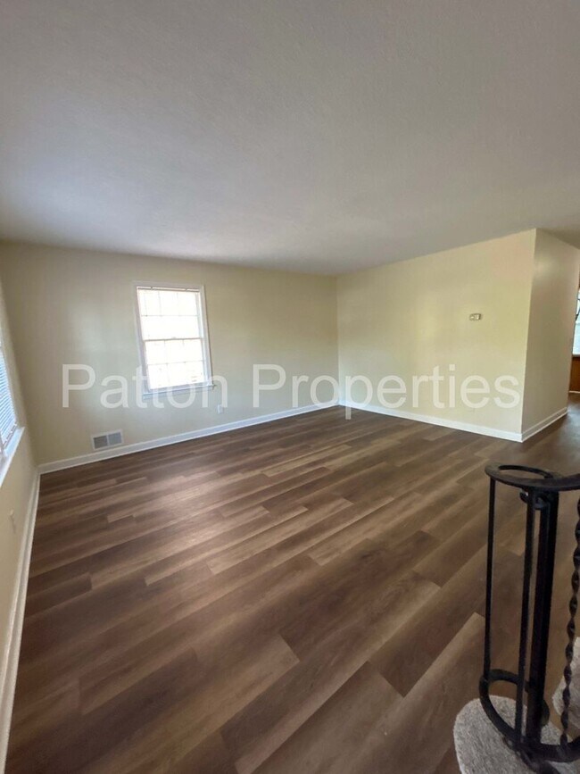 Foto del edificio - 7034 Fairmont Rd