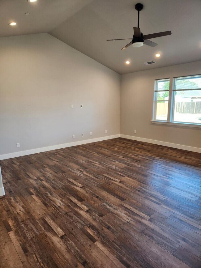 Foto del edificio - New Executive home in Lake California.  22...