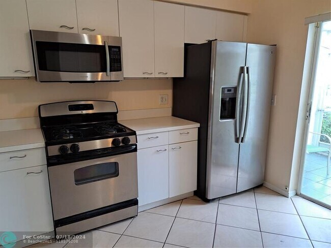 Foto del edificio - 8123 San Carlos Cir