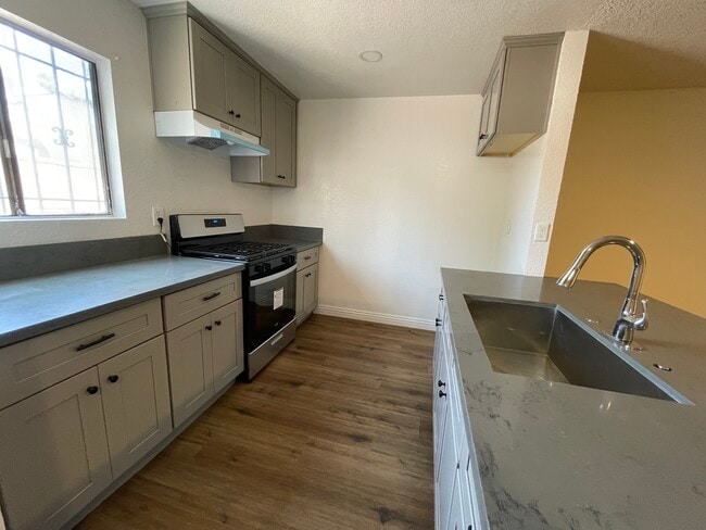 Kitchen - 1619 N Avalon Blvd
