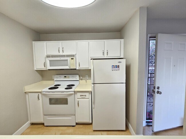 Building Photo - 695 Bristol Dr