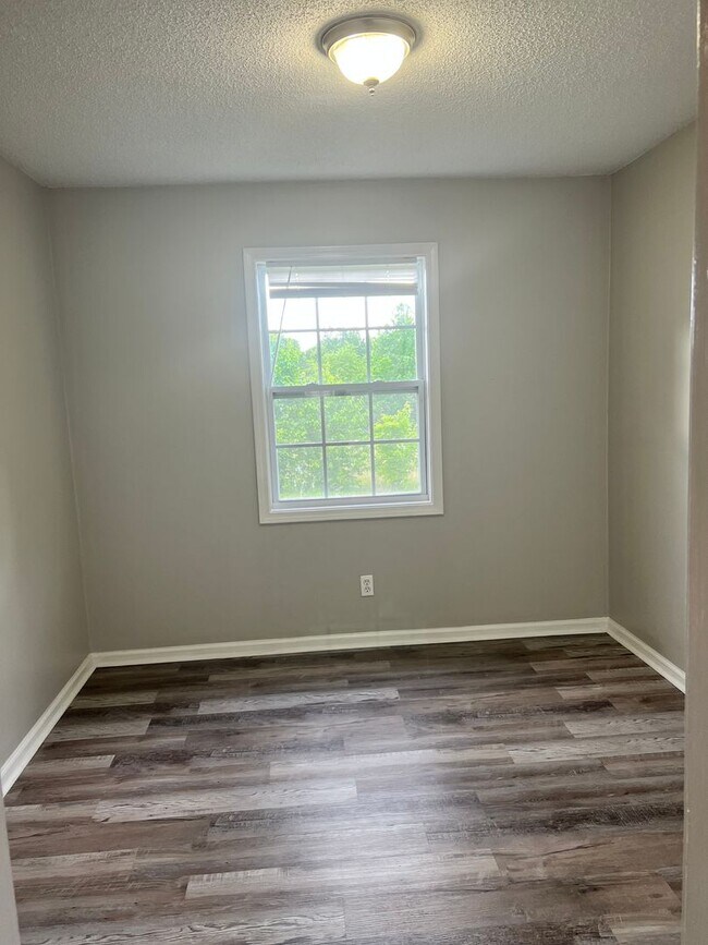 Building Photo - Cozy 3 Bed Home near Ft Campbell with Fenc...