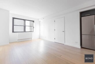 Building Photo - 222 E 39th St