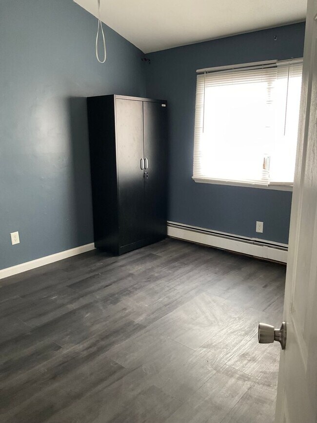 Building Photo - 1548 Islip Ave