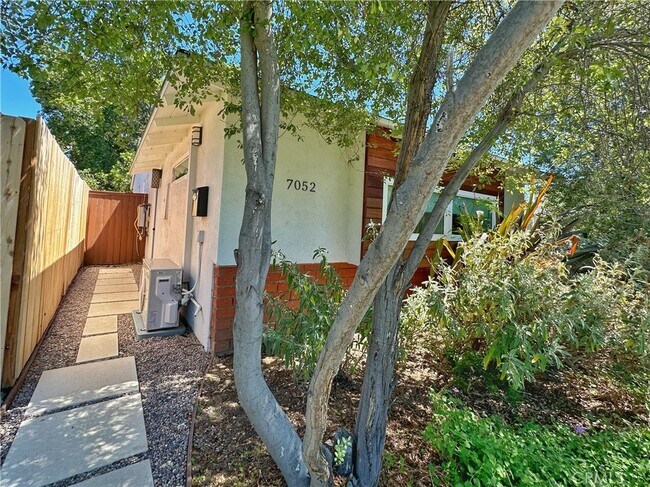 Foto del edificio - 7052 Whitaker Ave