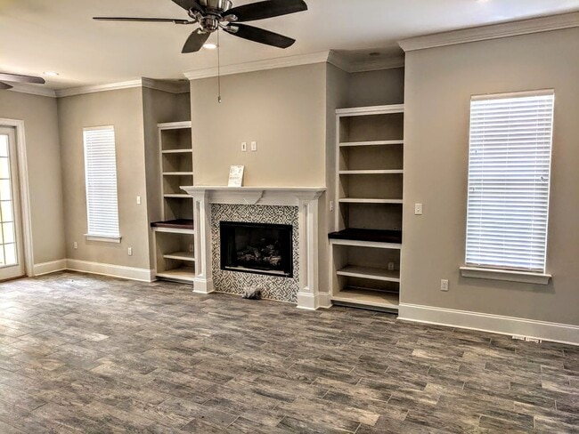 Building Photo - An amazing Townhouse for people who like b...