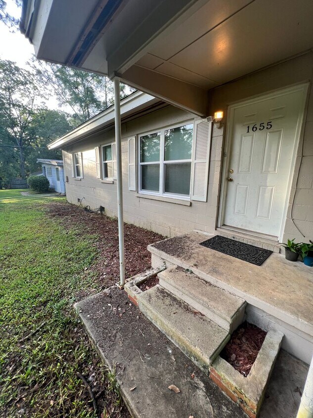 Primary Photo - AVAILABLE AUGUST 2024 - Minutes from the S...