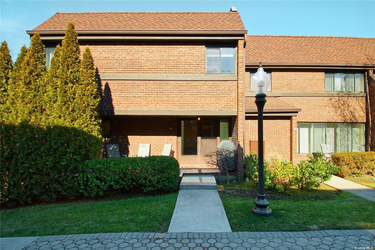 15 Fox Ridge, Roslyn, NY 11576 Townhome Rentals in Roslyn NY