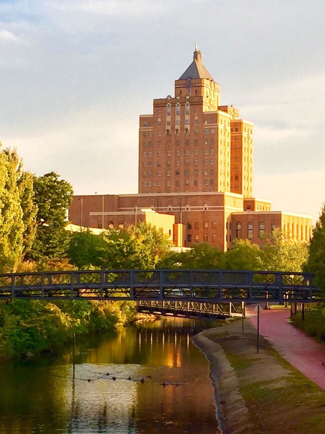 Canal Square Apartments Rentals Akron, OH