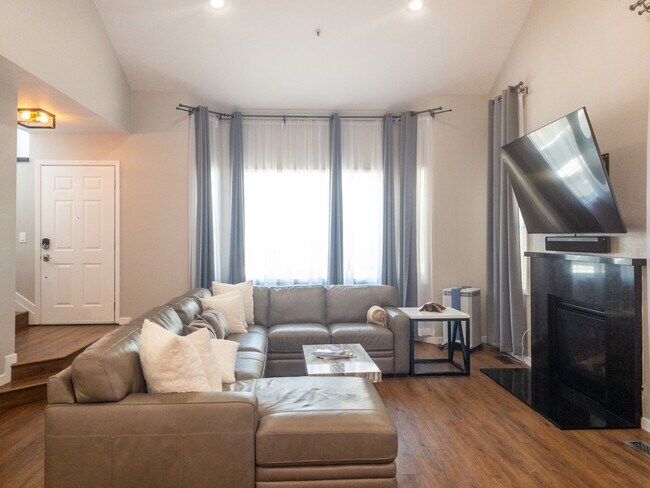 Building Photo - 3BR/2.5BA Spacious Mill Valley Home! Two C...