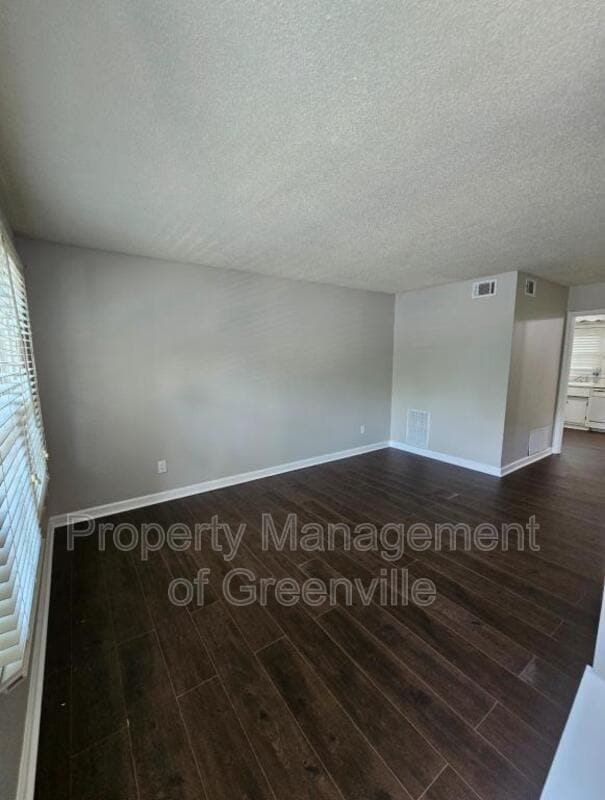 Foto del edificio - 501 Edwards Rd