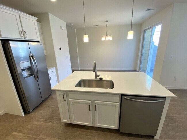 Building Photo - Beautiful Townhome in Thornton