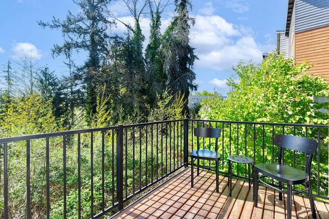 Building Photo - Modern 3 beds/ 2.5 bath townhouse in Kenmore!