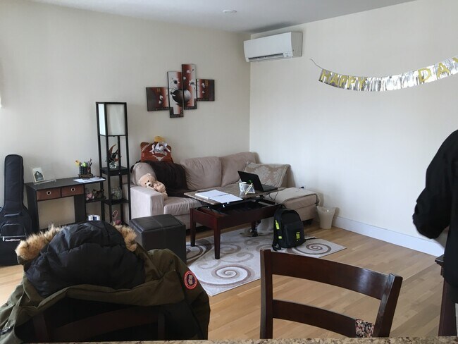 Building Photo - 910 Beacon St