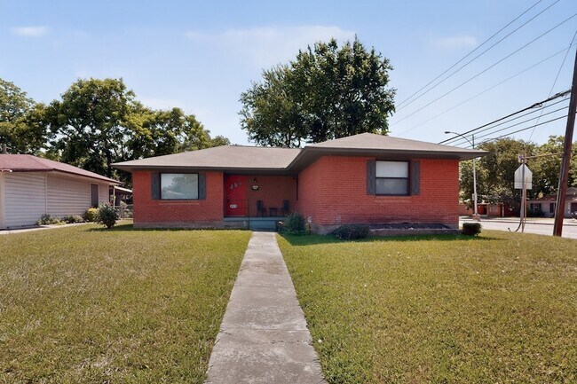Foto del edificio - 2104 Hillburn Dr