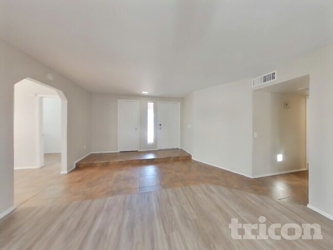 Foto del edificio - 570 W Myrna Ln