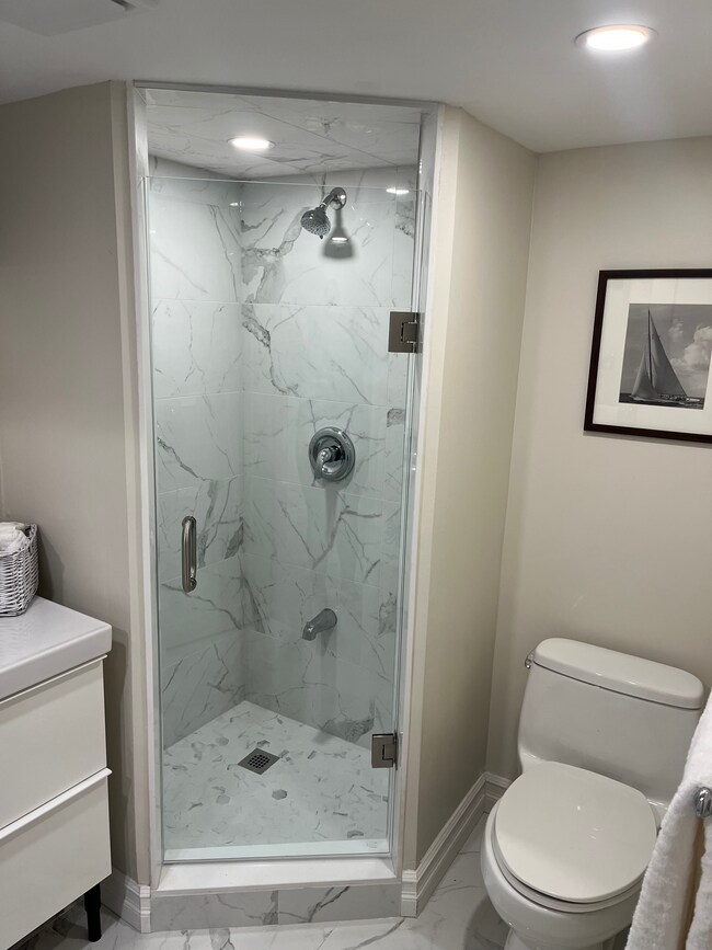 Photo du bâtiment - Gorgeous One Bedroom Apartment in Bloor We...