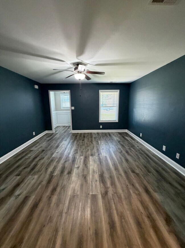 Foto del edificio - Large 4 Bedroom 2 1/2 Bath Pet Friendly Home For Rent!