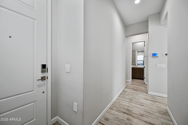 Foto del edificio - 4827 E Village Dr