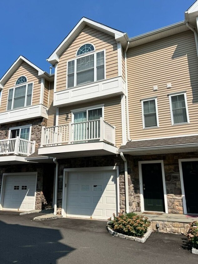 Foto principal - 2 Bedroom Townhome in Stamford
