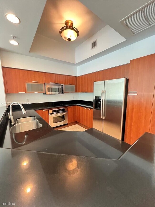 Building Photo - 3 br, 3 bath Condo - 15051 Royal Oaks Ln A...