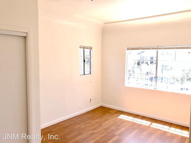 Building Photo - 321 E 84th St
