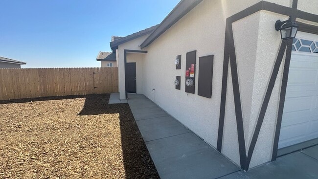 Building Photo - Coyote Run Duplexes 9004