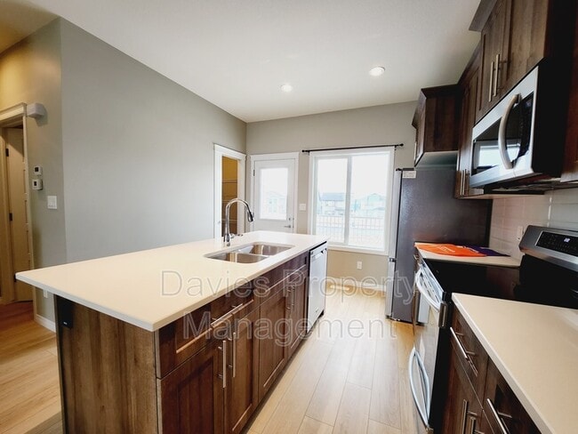 Photo du bâtiment - 1542-1157 157 St SW