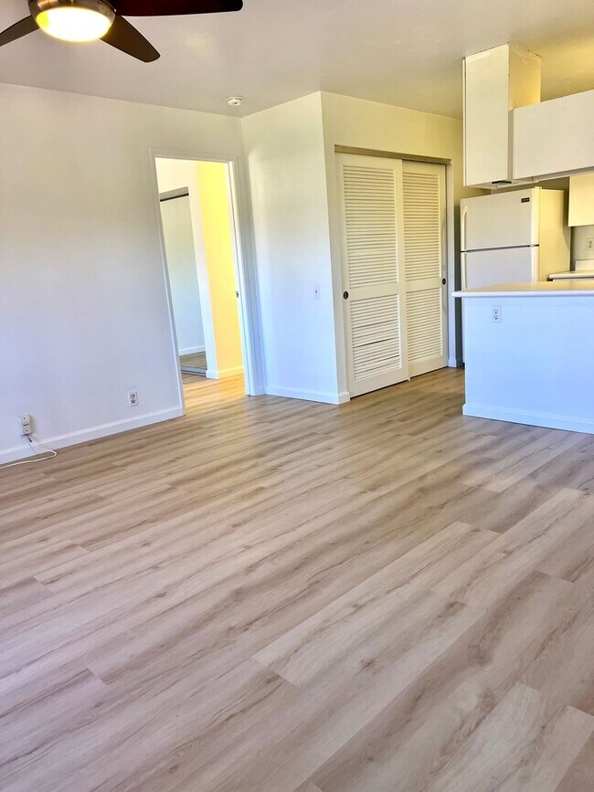 Foto del edificio - Palm Villas -  1 Bedroom w/ Parking, New V...