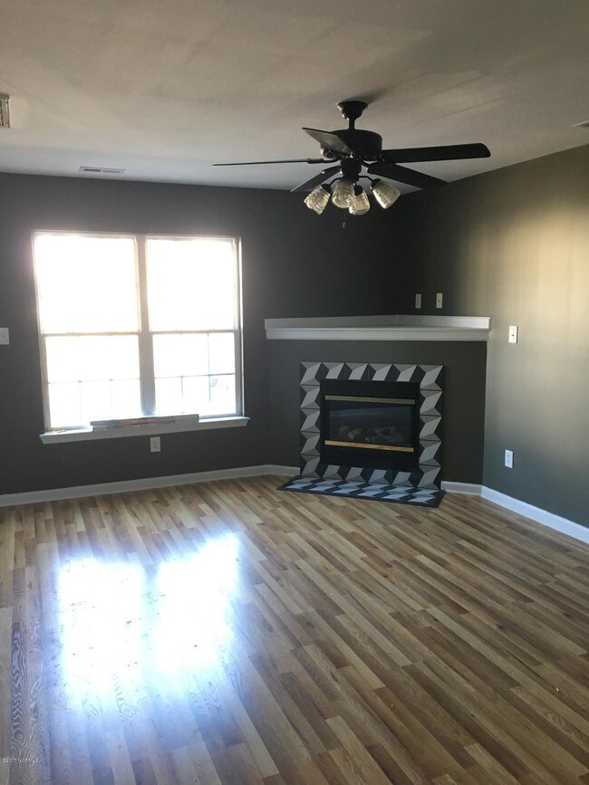 Foto del edificio - 105 Pinegrove Ct