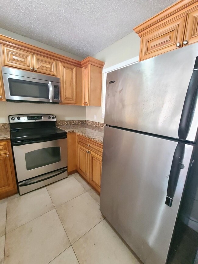 Building Photo - 1447 Lake Crystal Dr