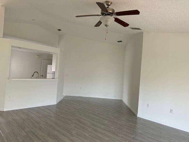 Foto del edificio - Spacious 3-Bedroom Home with Open Floor Pl...