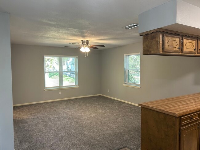 Foto del edificio - Spring Creek Loop