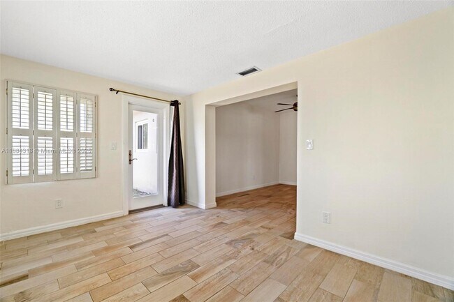 Foto del edificio - 838 NW 10th Ave