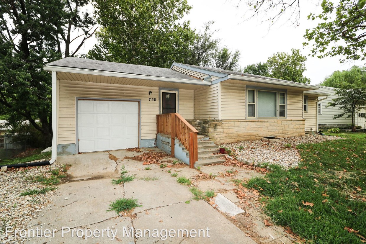 Primary Photo - 738 Midland Ave