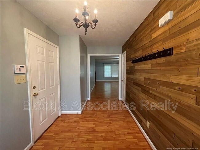 Foto del edificio - 596 E Lake Ridge Rd