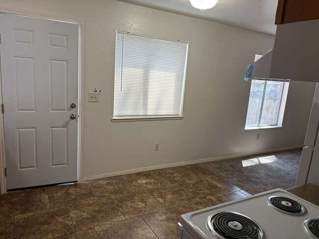 Building Photo - Large 4 bedroom cabin with fireplace