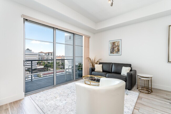 Building Photo - 155 E Boca Raton Rd