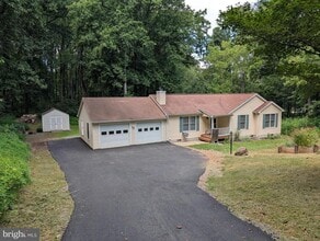Building Photo - 144 Greenfield Rd