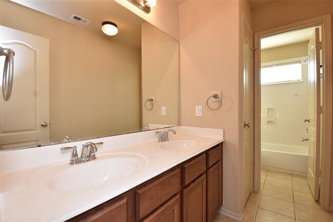 Building Photo - 2513 Crestmoon Ct