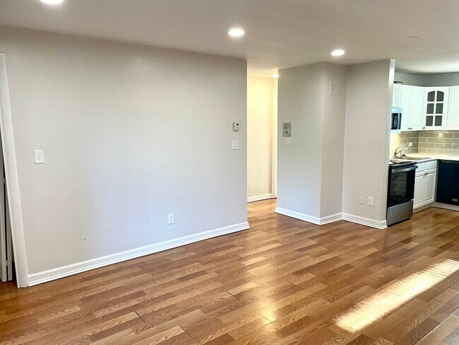 Building Photo - 53 Lionel Ave