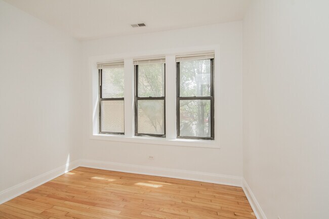 Foto del edificio - 3735 N Kimball Ave