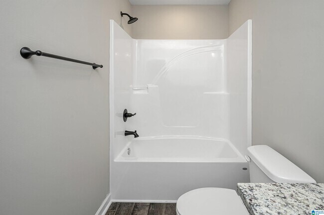 Foto del edificio - 390 Woodland Cir