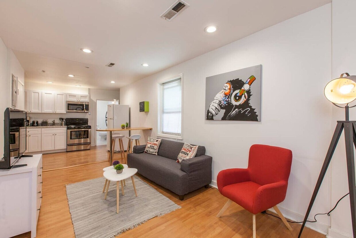 Beautiful and spacious 2 bedroom Apartment with Deck in Society Hill, right on South Street - Beautiful and spacious 2 bedroom Apartment with Deck in Society Hill, right on South Street