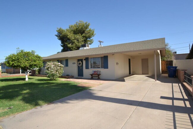 Building Photo - HARD TO FIND 5 BEDROOM WITH LOTS OF LIVING...