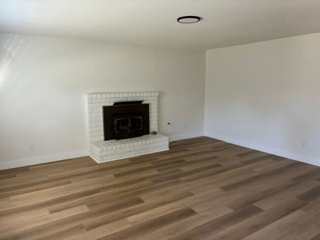 Foto del edificio - 6112 Herb Way