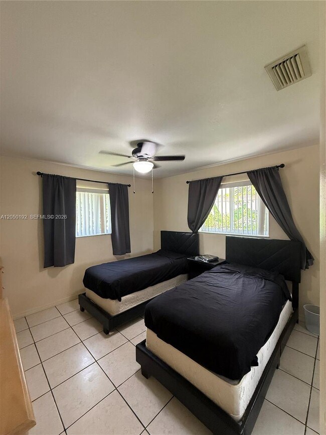Foto del edificio - 5431 NW 17th Ct