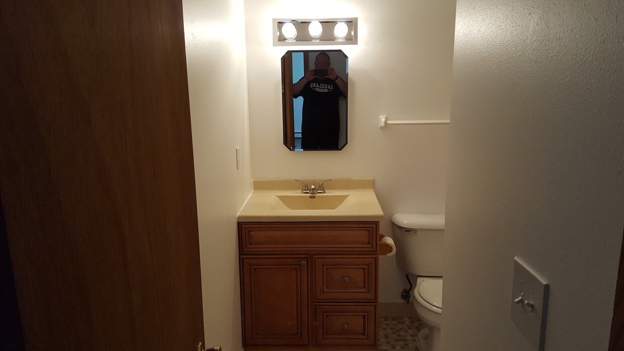 Baño - 5650 W Wahner Ave