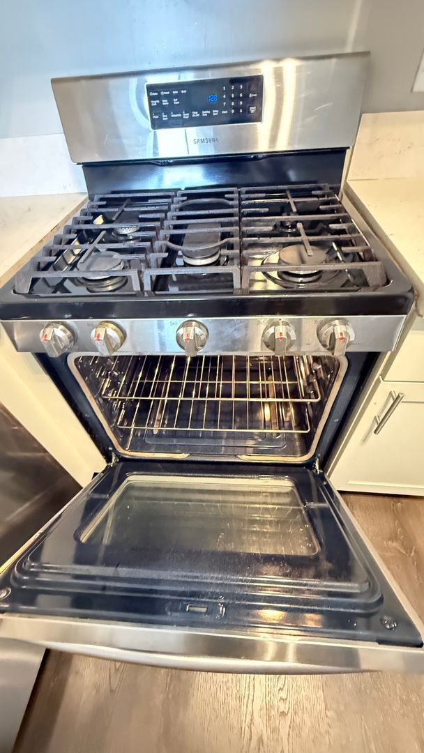 Building Photo - Modern 2-Bedroom Unit with Large Lanai – Prime Waikiki Location