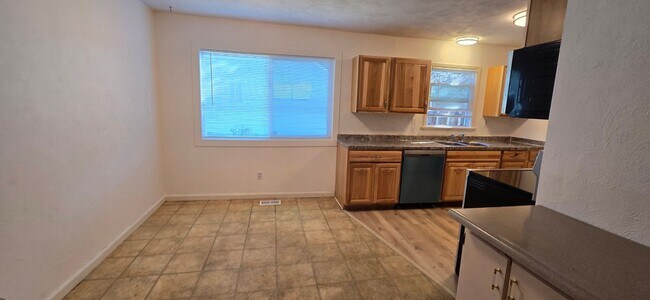 Foto del edificio - Stunning 4-bedroom 2 bath home